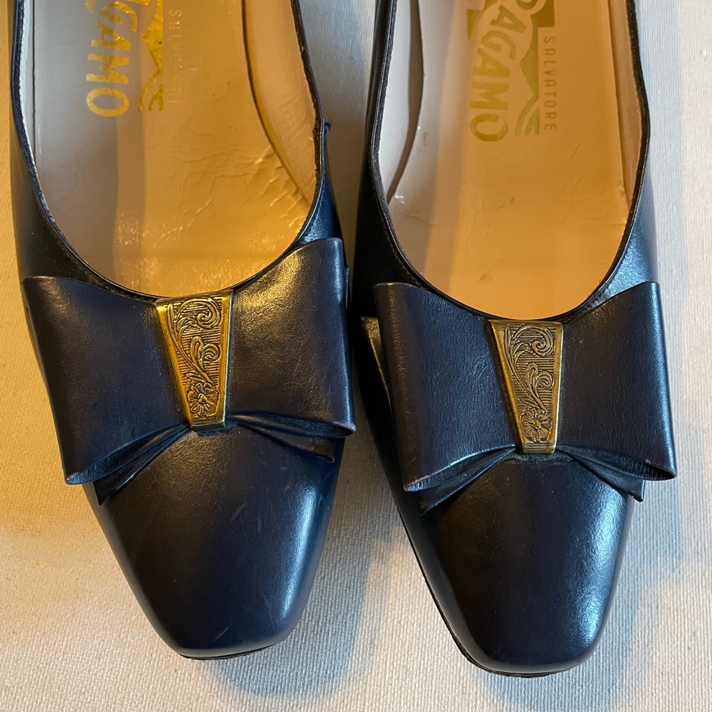 1950’s classic style! Salvatore Ferragamo Lynn bow front heel navy leather